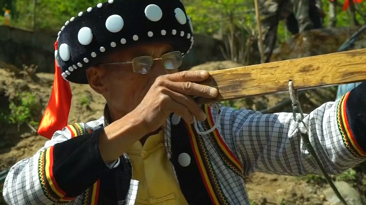 Народ лису в Китае хранит древнюю традицию стрельбы из арбалета