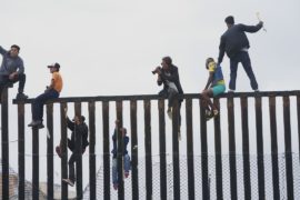 Мигранты из центральноамериканского каравана протестуют на границе с США