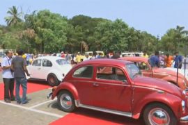 Более 100 винтажных авто и мотоциклов поучаствовали в параде в Индии