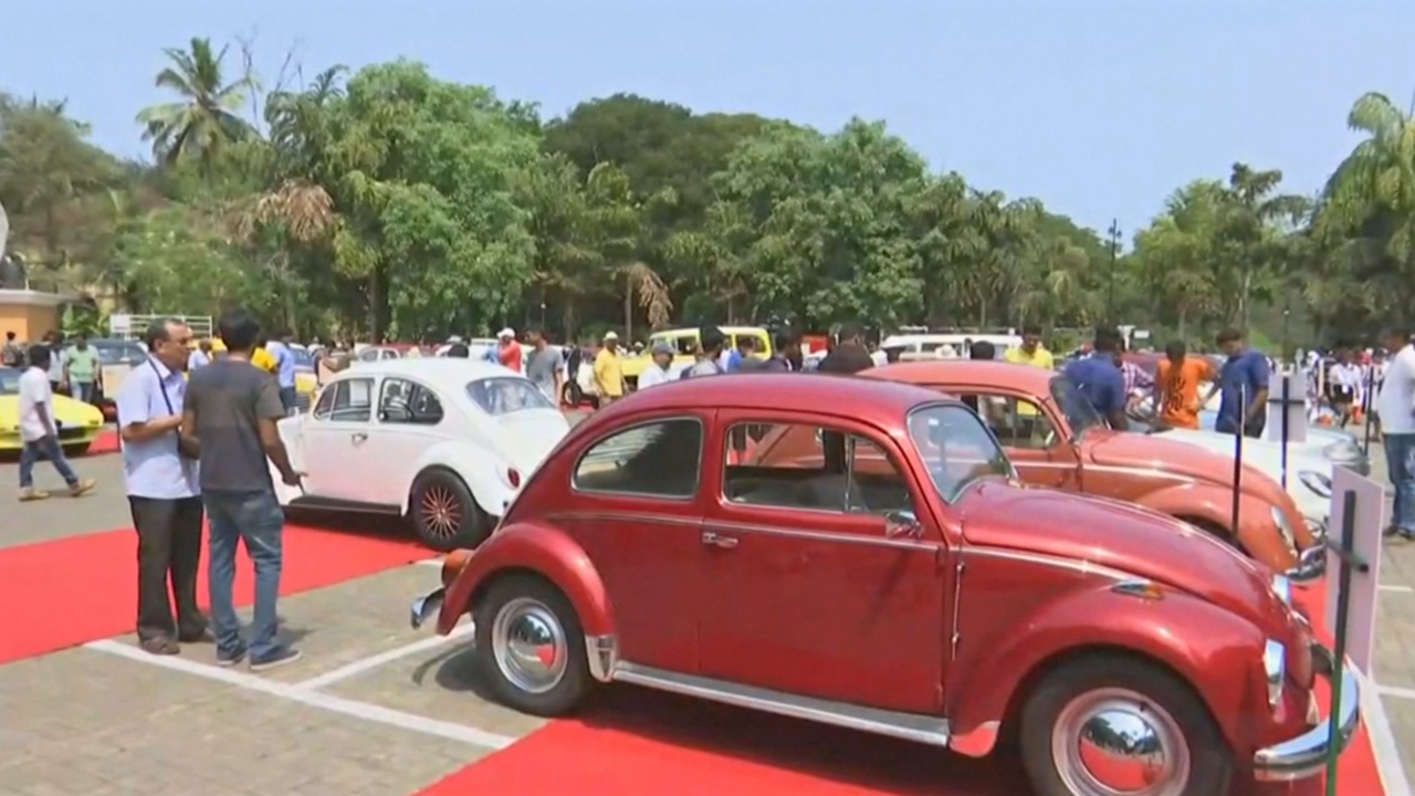 Более 100 винтажных авто и мотоциклов поучаствовали в параде в Индии
