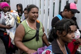 Караван мигрантов ждёт на границе с США: пропустили 25 человек