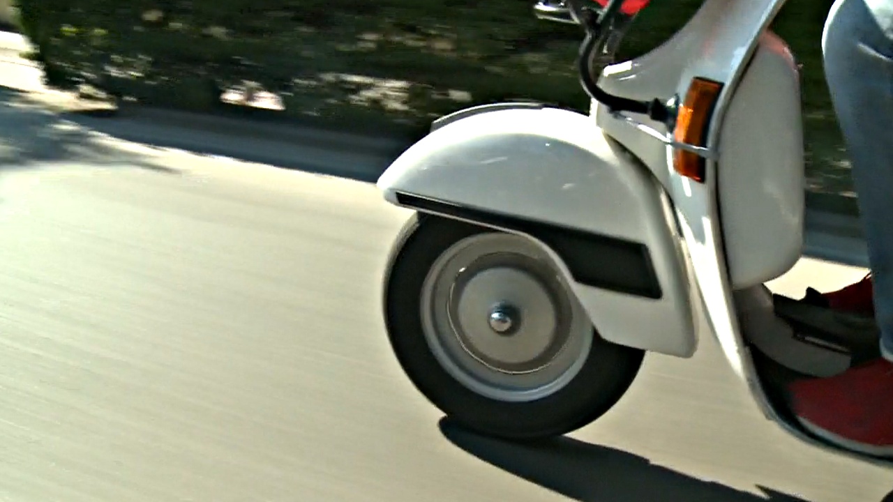 Парад скутеров устроили в честь 50-летия знаменитой модели Vespa Primavera