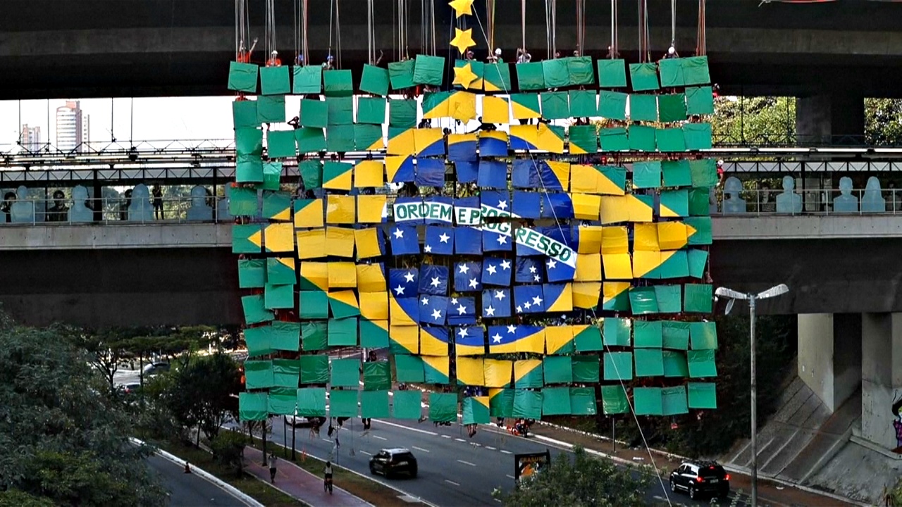 Бразильцы сформировали в воздухе трофей Кубка мира перед ЧМ-2018
