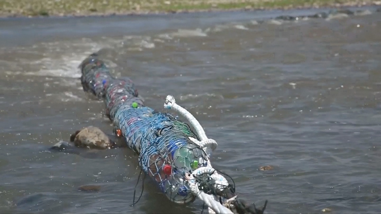 На одной из рек Гватемалы мусор «ловят» с помощью биозаграждений