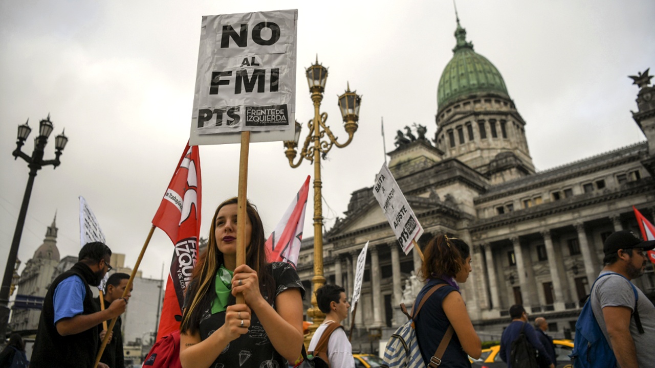 Тысячи аргентинцев потребовали не брать кредит у МВФ