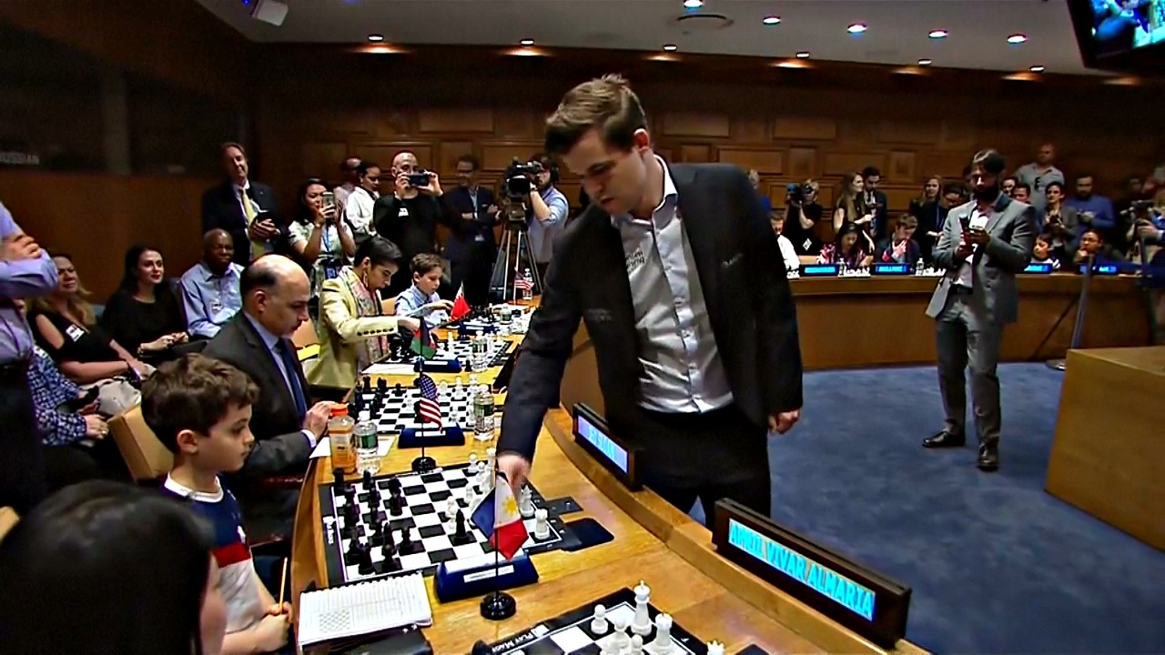 Норвежец Магнус Карлсен провёл шахматный матч в штаб-квартире ООН