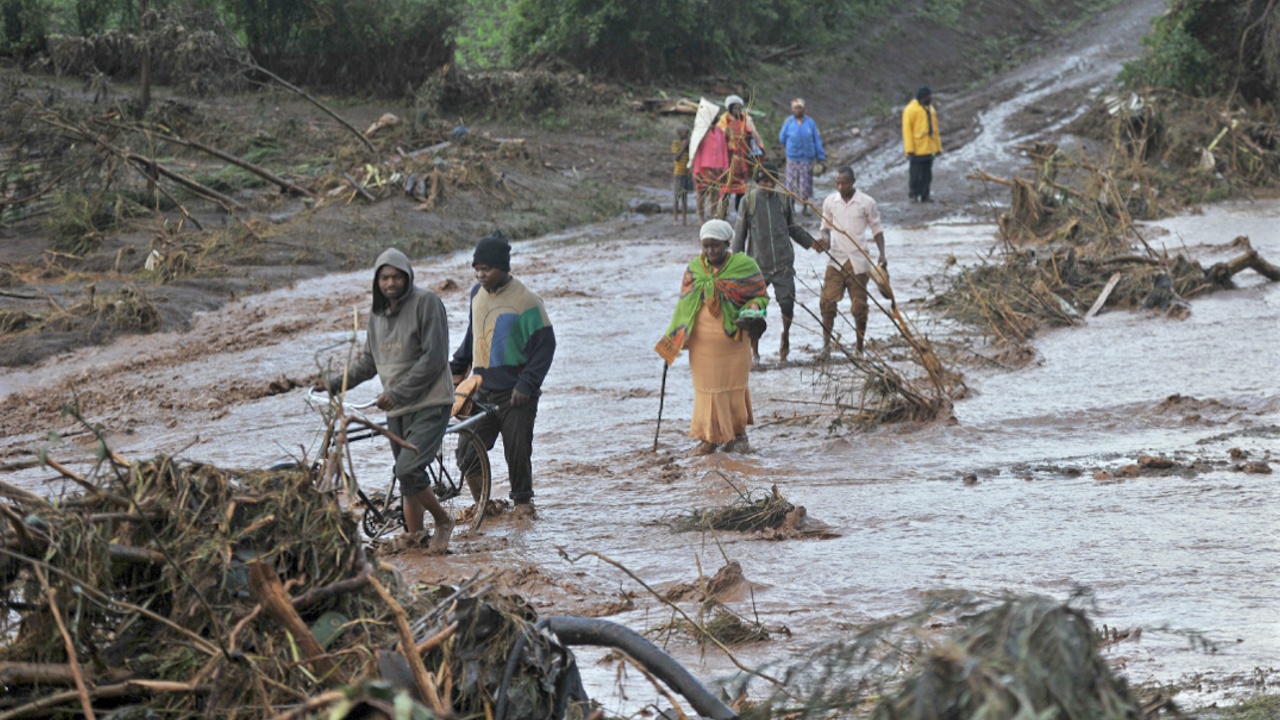 Число жертв прорыва плотины в Кении возросло до 47