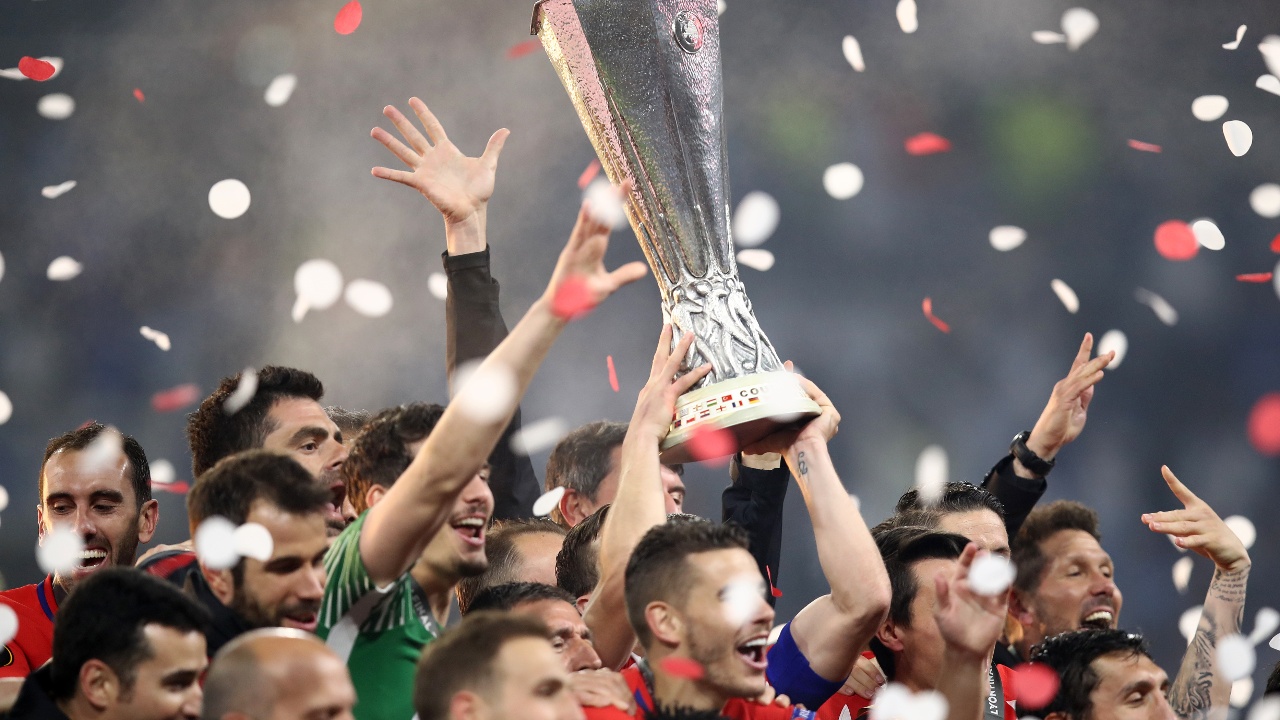 Болельщики празднуют победу клуба «Атлетико Мадрид» в Лиге Европы