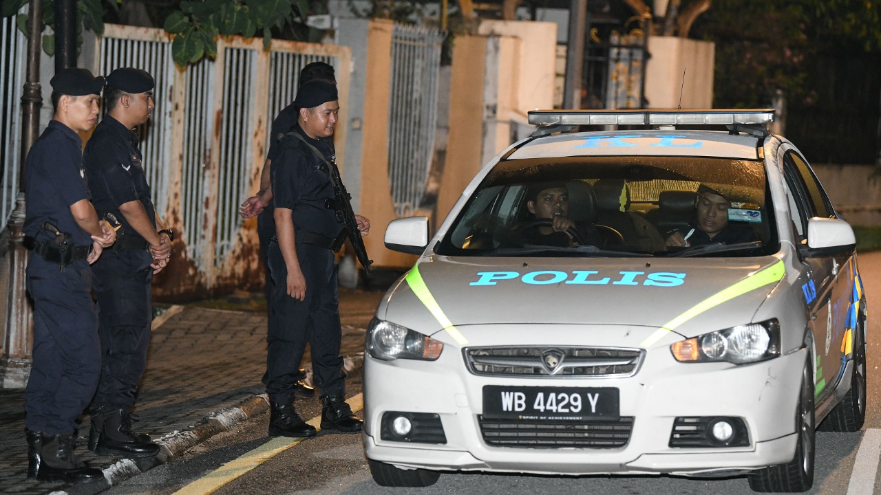 Полиция Малайзии обыскала дома бывшего премьера