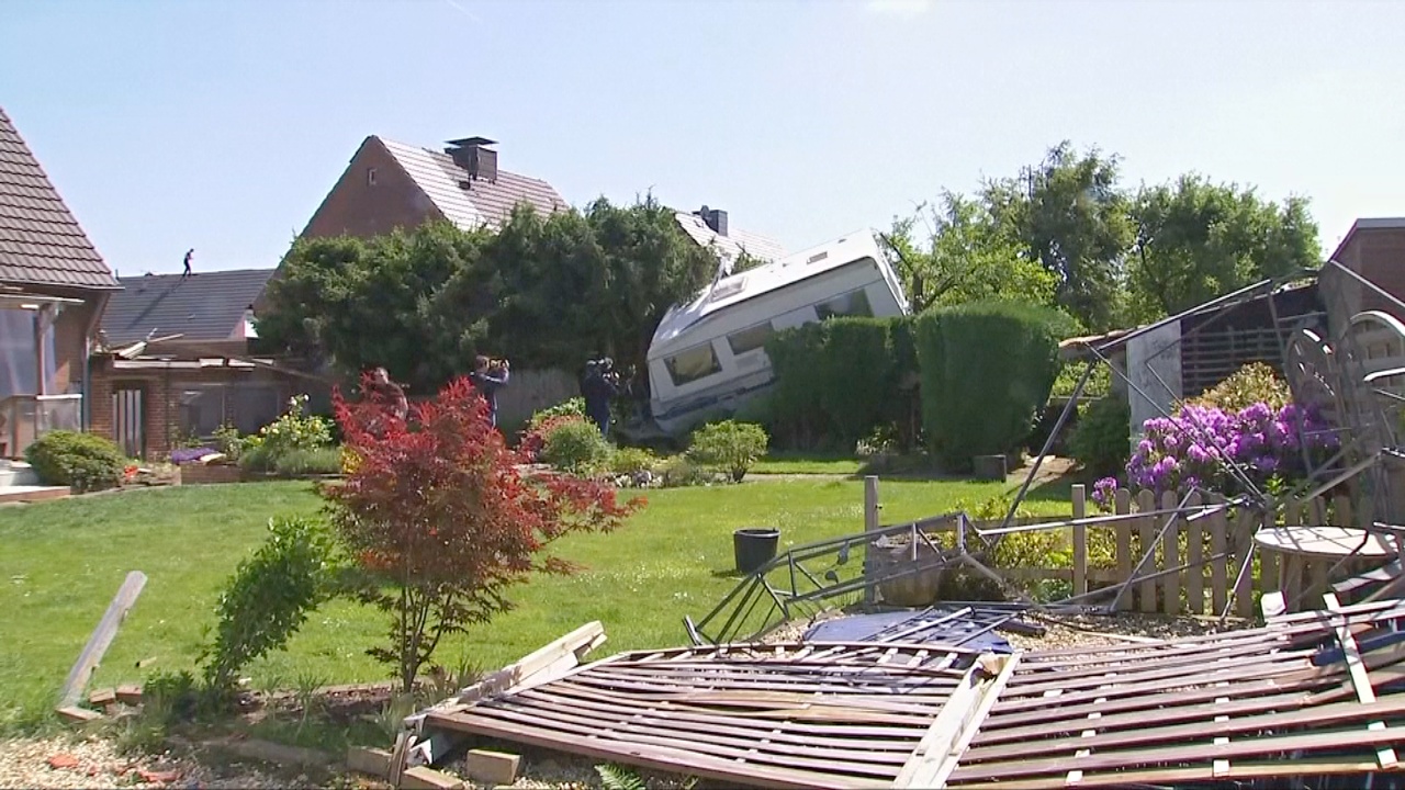 Торнадо в Германии разрушил десятки домов