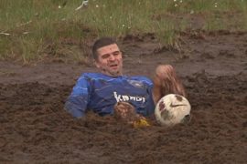 Как россияне играют в болотный футбол
