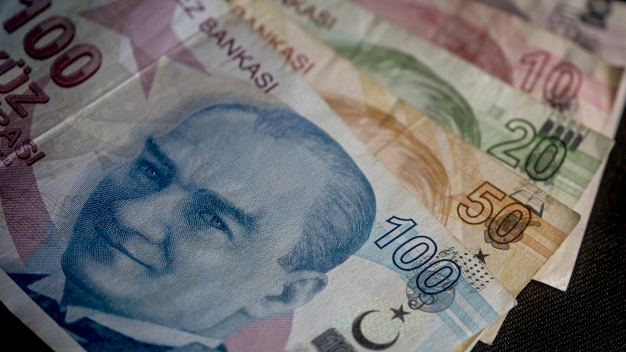 Курс турецкой лиры упал до рекордно низкого уровня по отношению к доллару