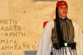 Кисточки, помпоны и килты: чем привлекает туристов президентский караул Греции
