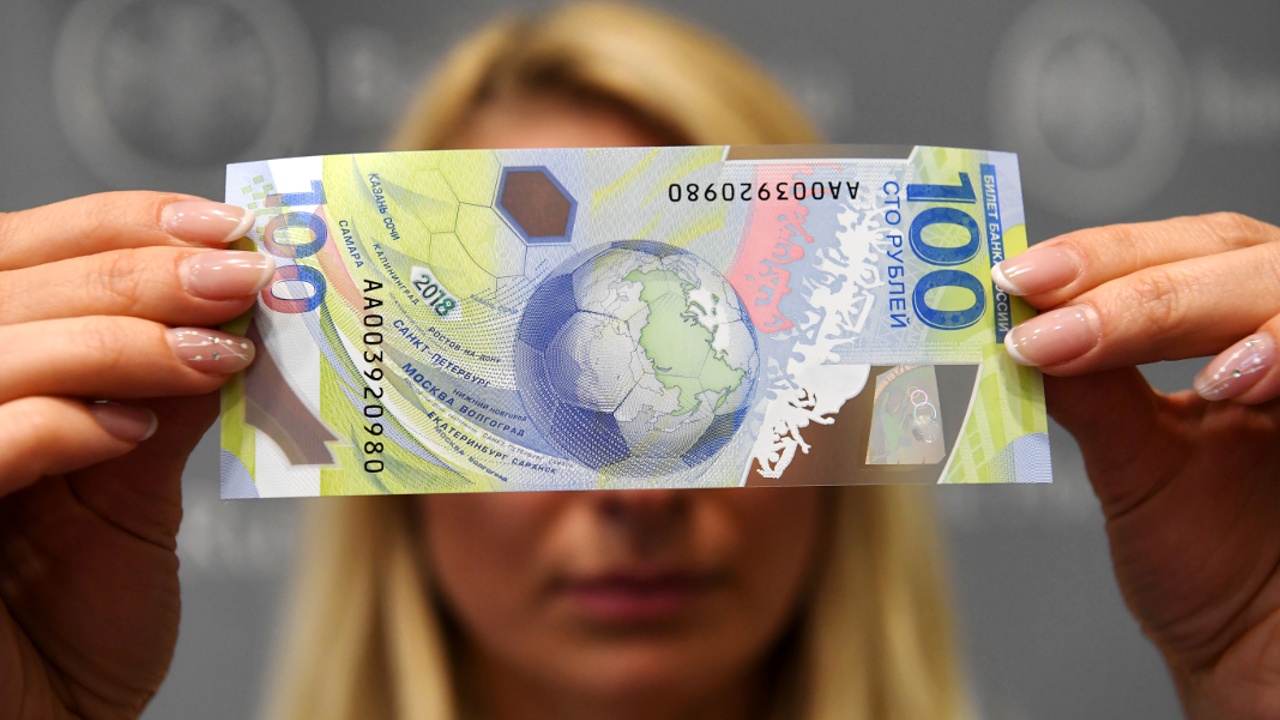 Центробанк показал 100-рублёвую купюру, посвящённую ЧМ-2018