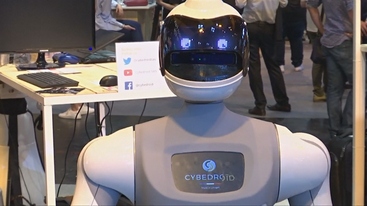 На выставке в Париже показали бесплатного робота