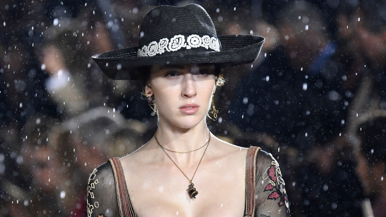 Модели Dior ходили под «дождём»