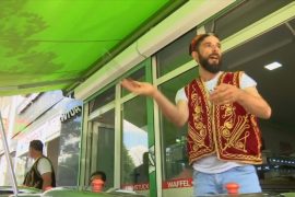 Турецкий мороженщик развлекает клиентов забавными трюками