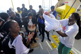 Мигранты приветствуют песнями и плясками новорождённого на спасательном судне