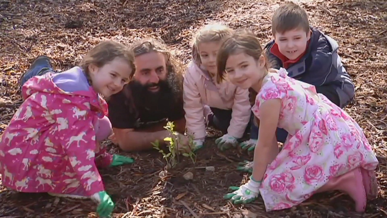 Австралийских детей приучают заботиться о редких растениях