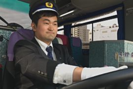 Осуществить мечту: японец с глухотой сел за руль автобуса