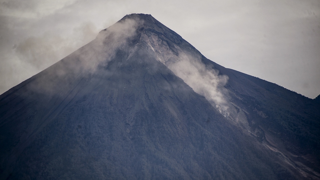 В Гватемале хоронят жертв вулкана, ещё 200 человек числятся пропавшими без вести