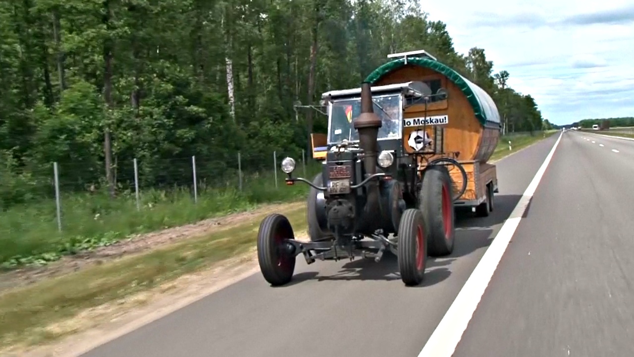 На Кубок мира - на тракторе: как немецкий болельщик едет в Москву