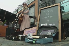 Уличные музыканты Лондона принимают пожертвования через карту