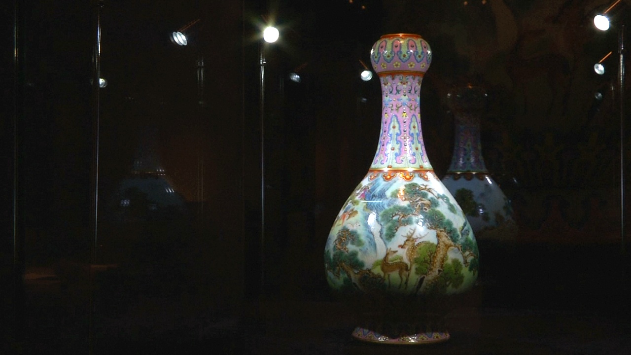Китайскую вазу, найденную в обувной коробке, продали за 16 млн евро