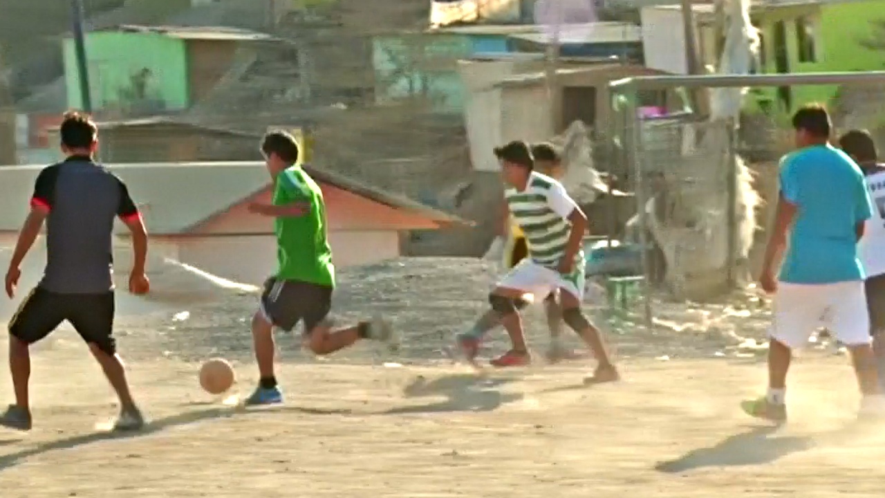 Футбол помогает стать счастливее перуанцам из бедного района