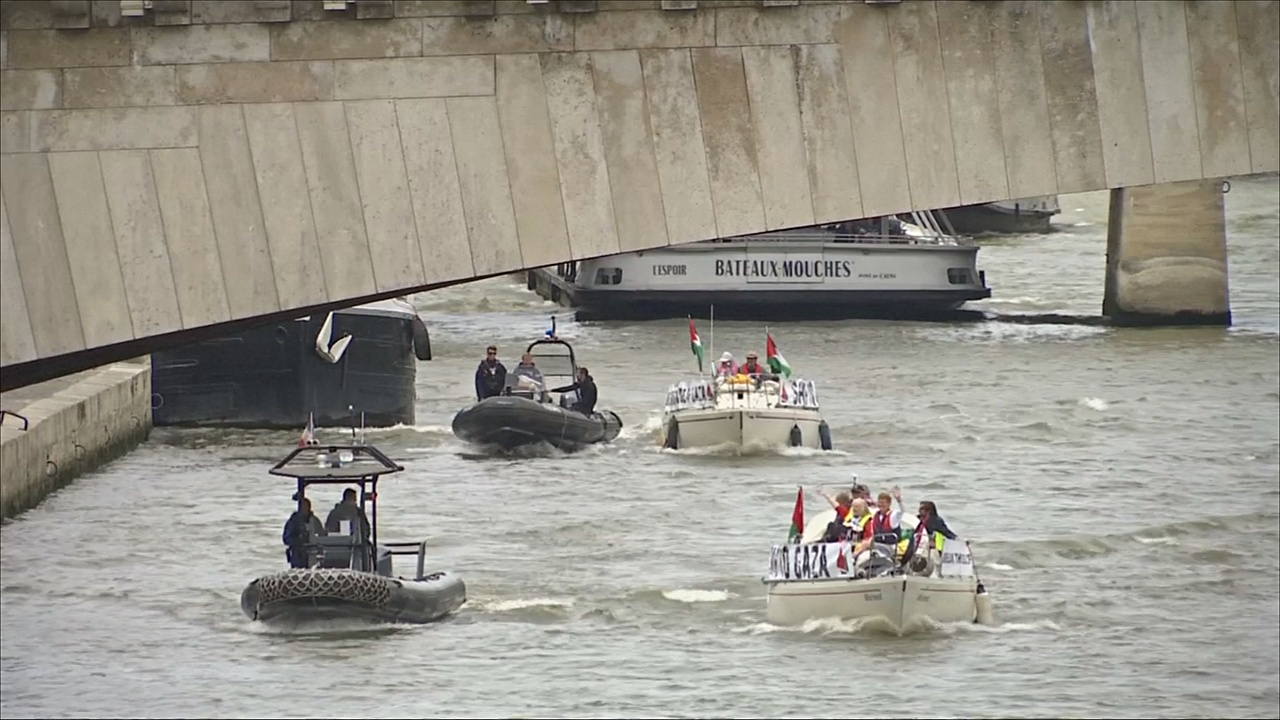 Лодкам «Флотилии свободы» не разрешили причалить к берегу Сены Лодкам «Флотилии свободы» не разрешили причалить к берегу Сены