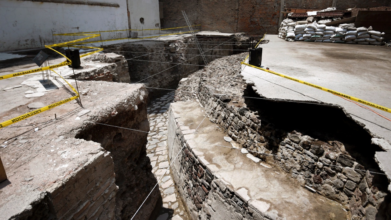 Над руинами ацтекского храма в Мехико сделали окно у тротуара