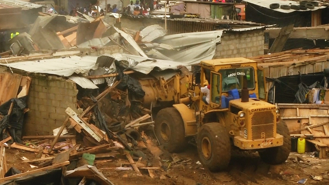В Абиджане после смертоносного наводнения сносят трущобы