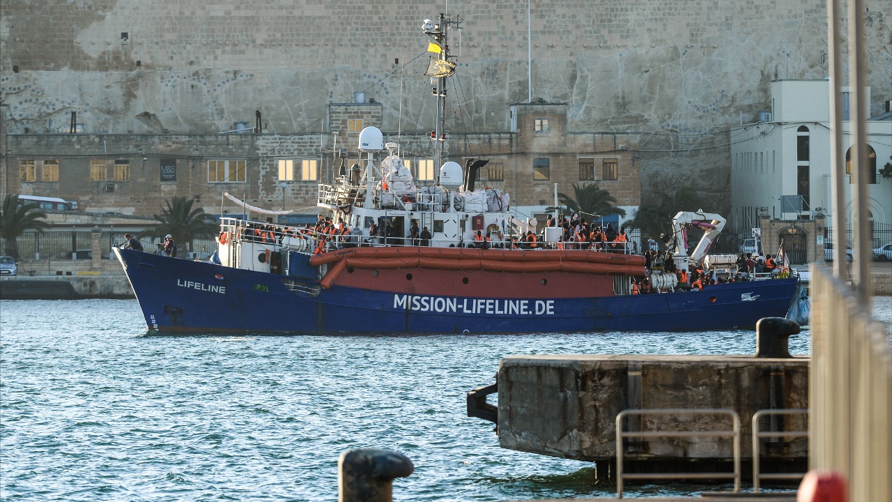 Мальта впустила судно с 230 беженцами, которых не приняла Италия