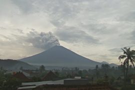 Из-за активности вулкана Агунг на Бали закрыли аэропорт