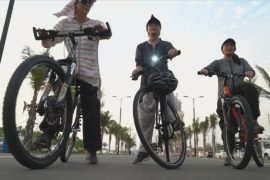 Саудовские дамы ездят на велосипедах в спортивных абайях