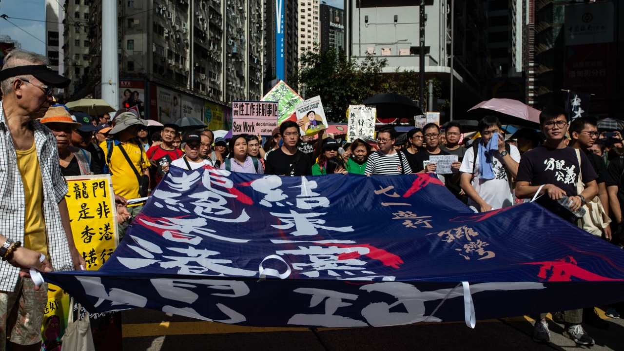 Тысячи человек в Гонконге вышли на протест несмотря на изнурительную жару