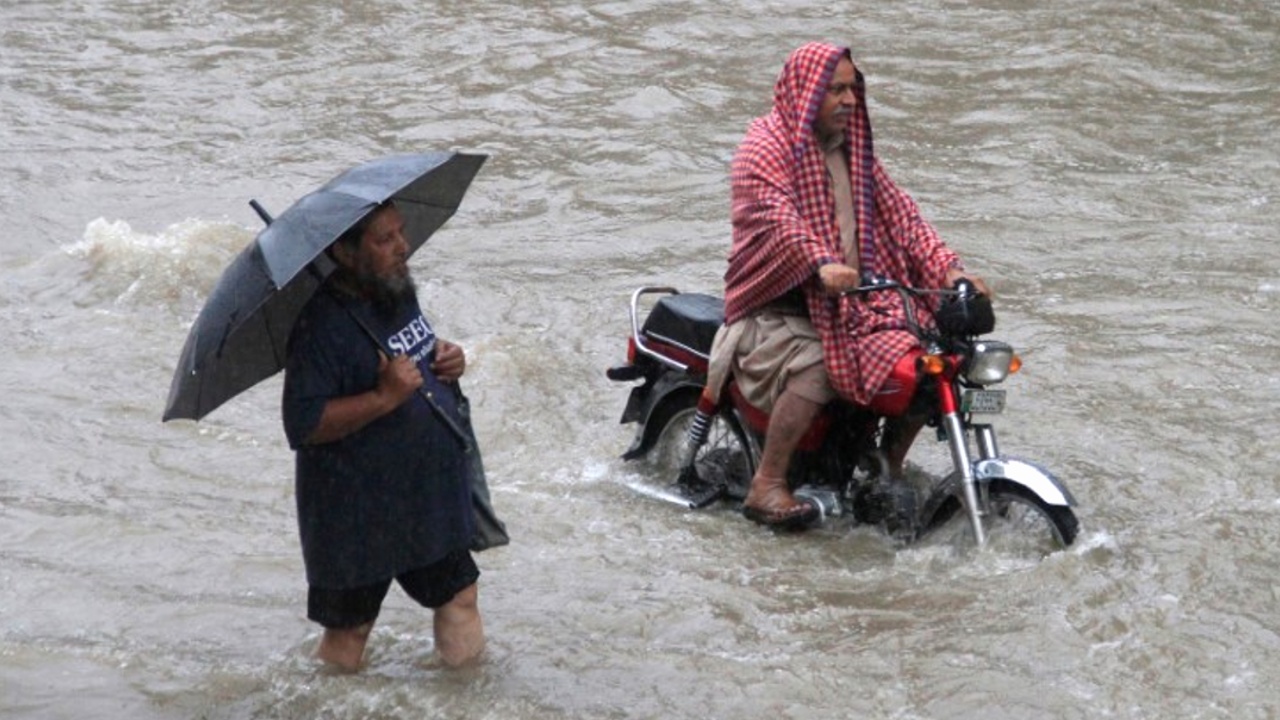 Сильнейший за 40 лет ливень затопил Лахор