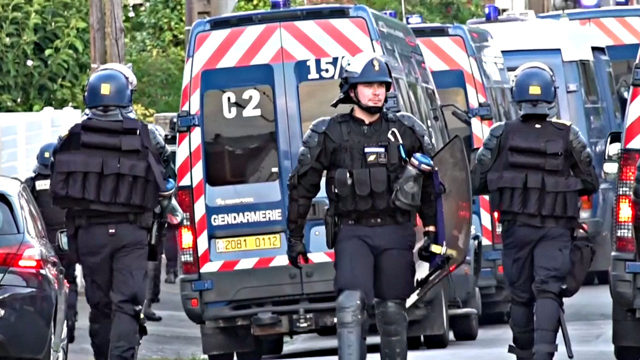 Французский город Нант после беспорядков усиленно патрулирует полиция