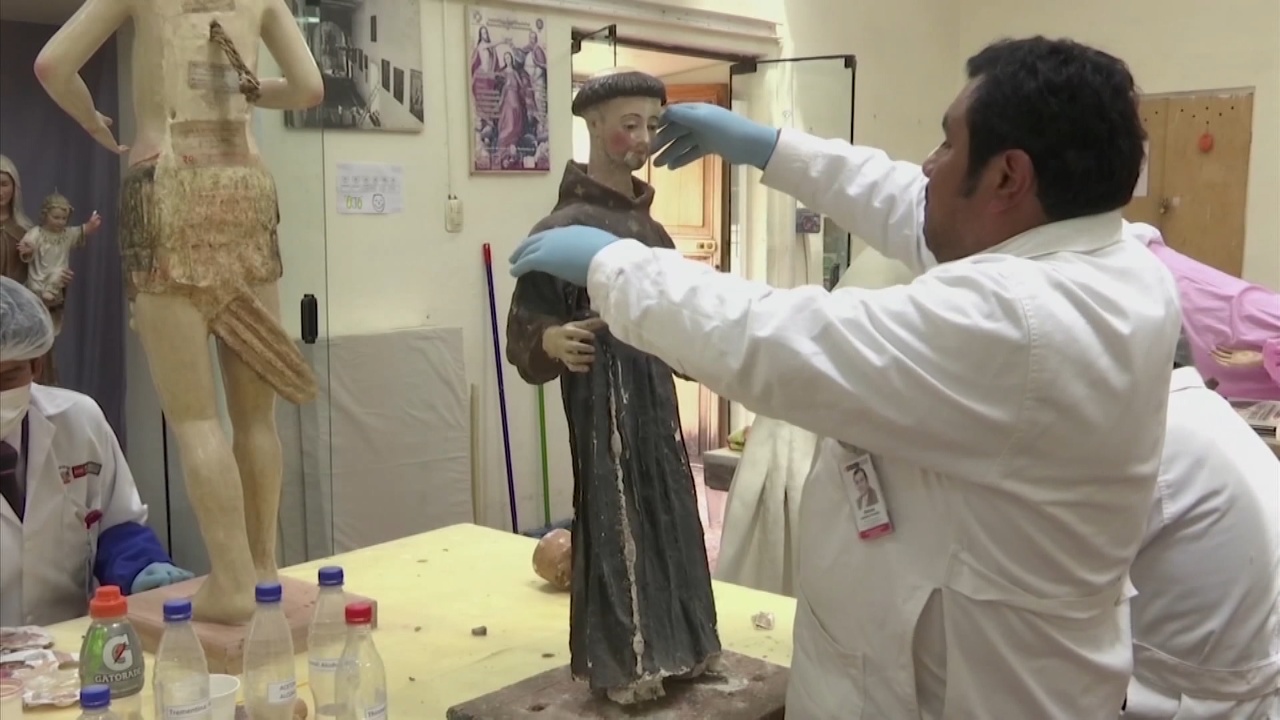 Бесценные картины и статуи спасают от гибели перуанские реставраторы
