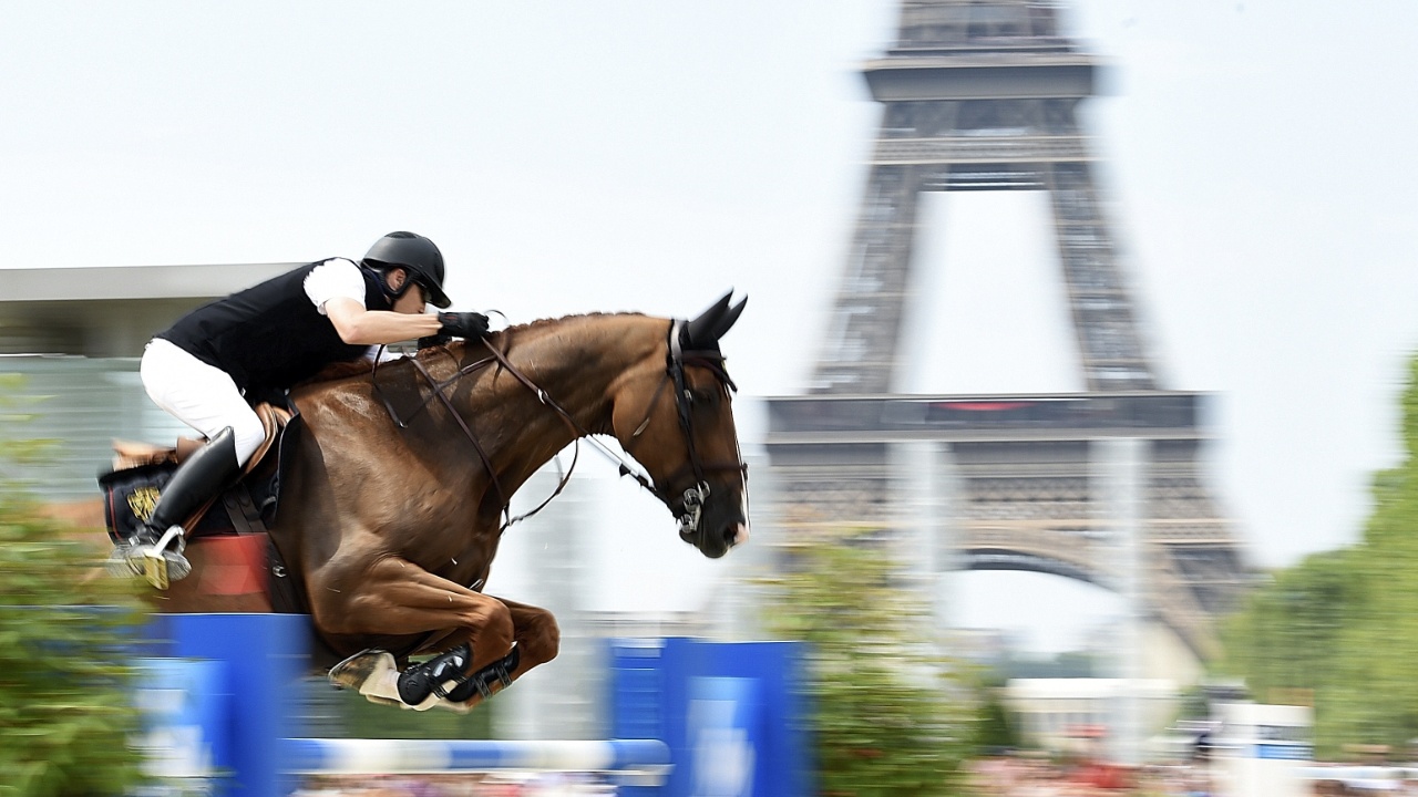 Звёзды конного спорта выступили на фоне Эйфелевой башни