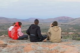 Школьники едут в буш, чтобы установить связь с аборигенной культурой Австралии