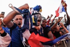 Французские болельщики празднуют и ждут финала