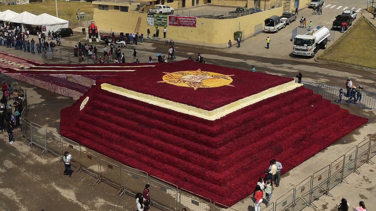 Пирамиду из 500 тысяч роз создали в Эквадоре ради рекорда Гиннесса