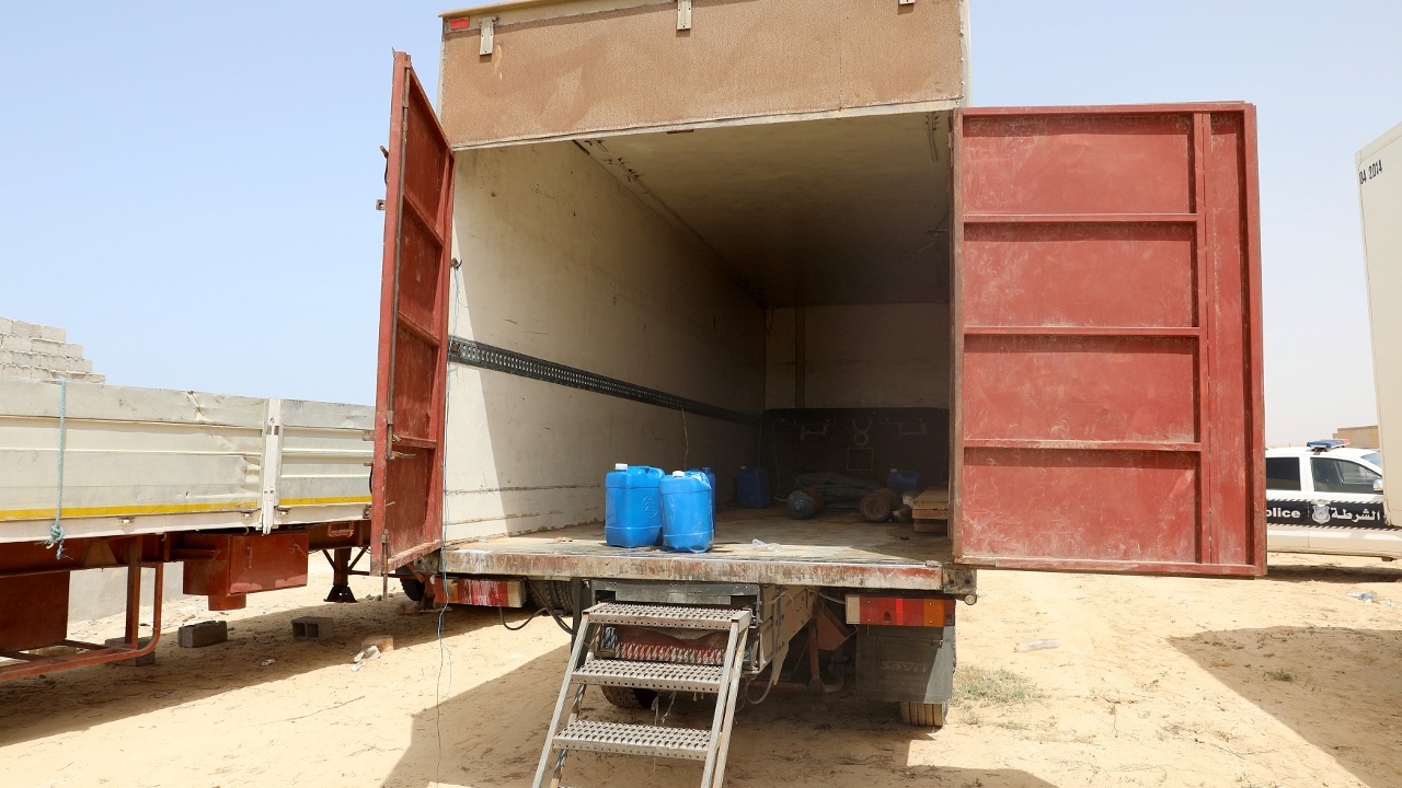 В запертой фуре в Ливии нашли 100 мигрантов, 8 из них задохнулись