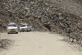 В Индии туристы на машинах покоряют перевал высотой 5500 метров