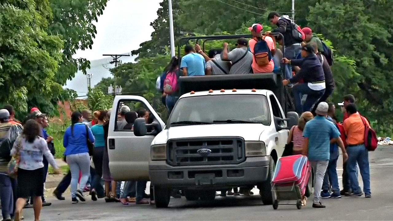 Венесуэльцев вместо автобусов перевозят скотовозки