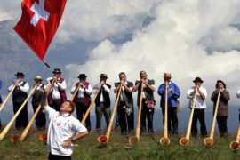 Мелодии альпийского рога восхитили гостей фестиваля в Швейцарии