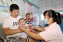 Скандал с поддельной вакциной заставил китайцев переживать за детей