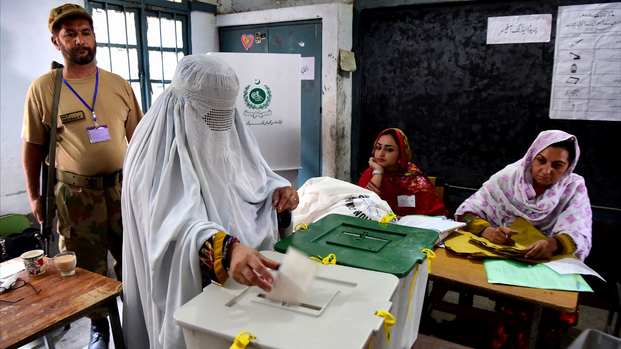 Выборы в Пакистане омрачили теракты и обвинения в фальсификациях