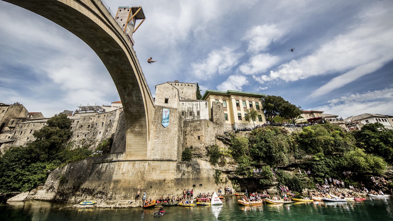 В Боснии прыгали с 27-метрового моста в ледяную воду
